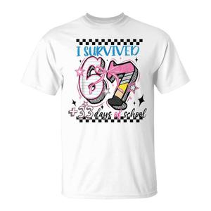 Maglietta per insegnanti per il 100° giorno di scuola con design promozionale 'Sopravvissi a 67-33 giorni' - Product Image 1