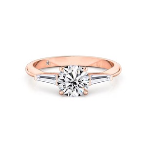 Bague de fiançailles en or massif 14 carats avec diamant de laboratoire taille baguette conique et diamant rond, sertissage en canal F-VS2, produit le plus vendu - Product Image 1
