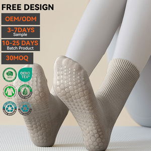 Chaussettes de yoga antidérapantes pour femmes, respirantes, en coton compressif, avec logo de designer, pour le sport et le Pilates. - Product Image 2