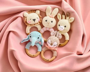 Jouets hochets en crochet personnalisés en gros, adaptés aux enfants, hochets pour bébés en crochet animalier, cadeaux de bain, jouets à saisir en crochet - Product Image 1