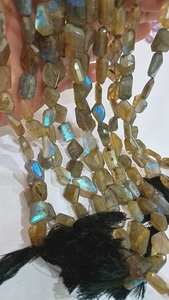 Bracelets en cristal de Labradorite grise naturelle 10-15mm Briolette dégringolée découpée au laser en forme de pépite à facettes 8 pouces de long brins - Product Image 3