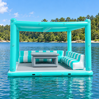 Île flottante gonflable en PVC avec auvent pare-soleil, canapé enveloppant et table centrale pour les fournisseurs de loisirs en station balnéaire (OEM)