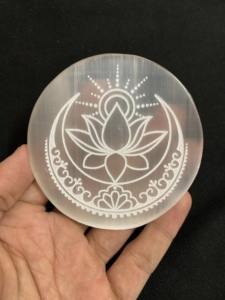 Venta al por mayor Premium tallada selenita diseño solar grabado Animal mascota cristal placa respetuosa con el medio ambiente - Product Image 3