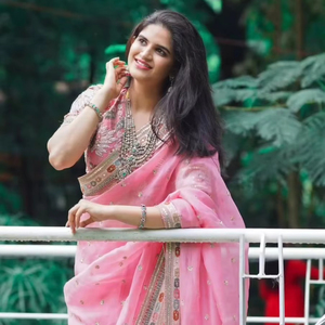 Hermosa fabricación india Faux Gorgette Sari hilo con secuencia de trabajo borde Material de lino fiesta precio al por mayor adecuado - Product Image 1