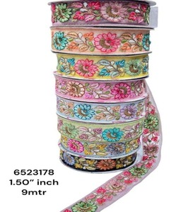 Lacets floraux brodés sur mesure idéaux pour une utilisation comme bordure et adaptés à une utilisation par les concepteurs de chapeaux et de vêtements de tête - Product Image 6