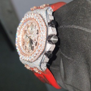 นาฬิกาข้อมือผู้ชายธุรกิจแฟชั่นสุดหรู สีแดงอลังการ ตัวเรือนโลหะผสม ประดับเพชรโมอิสซาไนต์สีขาว หน้าปัดกระจกโครโนกราฟ - Product Image 3