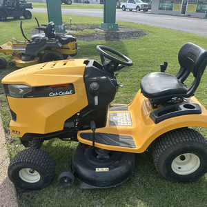 Cortadora de césped Cub Cadet Ultima ZT1 Zero-Turn nueva y usada. Entrega rápida. Disfrute de una precisión y fiabilidad de corte superiores. Calidad premium. - Product Image 1