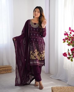 Travail de broderie de créateur Femmes lourdes Shalwar Kurta dans les fonctions et les mariages pour dames Inde et Pakistan - Product Image 1