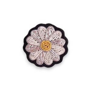 Broche de corazón anatómico bordado a mano y broche de moda con cuentas de alambre de lingotes - Product Image 6