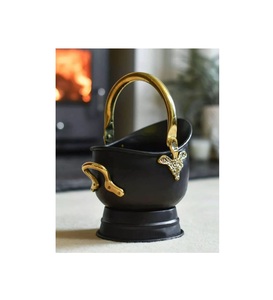 Seau à charbon en fer de style antique pour décor de cheminée avec grande poignée et look vintage pour les intérieurs de maison traditionnels - Product Image 1