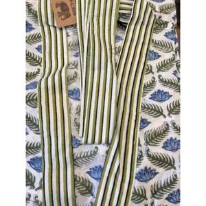 Bata de Baño Kimono Blue Lotus de Tejido Suave con Estampado Floral, Talla Única, con Cierre de Cordón para el Hogar o para la Novia - Product Image 1
