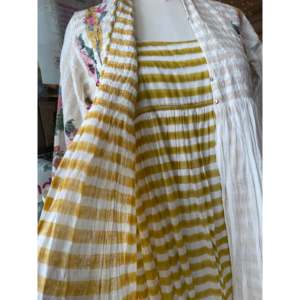 Robe en mousseline de soie RASA 129 coupe A avec taille empire et manches à bretelles spaghetti - Product Image 3