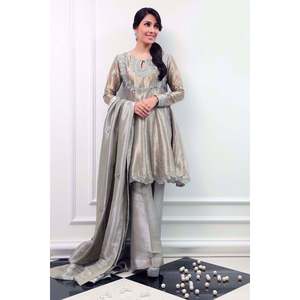 Conjunto de Pantalones y Camisa de Satén Gris Agaste con Dupatta - Product Image 1