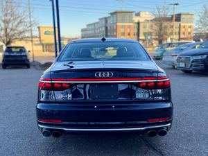 Magnifique Audi S8 4.0T quattro bleue 2023 d'occasion avec toit ouvrant, pack exécutif, démarrage à distance, sièges en cuir, jantes en alliage, navigation - Product Image 4