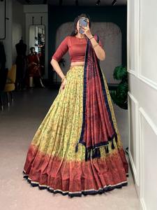 Ce lehenga en soie Vichitra avec des imprimés délicats apporte des touches d'authenticité avec un éclat festif moderne. - Product Image 5