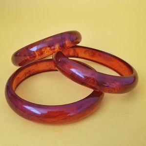 Bracelet en résine imperméable fait à la main, transparent avec des confettis, élégant et personnalisable pour les tenues quotidiennes, les looks de festival, les occasions professionnelles - Product Image 1