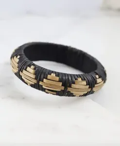 Brazaletes de Rafia de Color Negro Hechos a Mano Accesorio de Alta Calidad para Mujeres y Niñas para Fiestas y Compromisos - Product Image 1