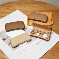 Étui rigide en métal pour lunettes de soleil et de lecture en cuir PU grainé personnalisé avec bord ondulé et charnière à ressort