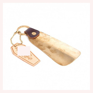 Outil ergonomique de luxe en laiton Modern Heritage Shoe Horn pour un port de chaussure sans effort et un style durable - Product Image 6