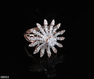 Fournisseur indien Solitaire classique Bague de fiançailles en or massif 18 carats avec diamants de laboratoire pour certification pour un design élégant et intemporel - Product Image 2