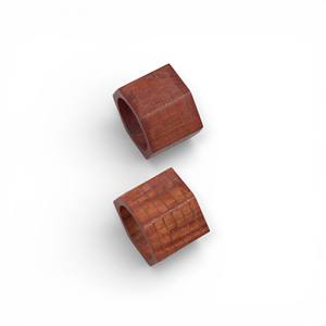 Par de Anillos para Servilletas Cuadrados de Madera de Caoba Roja con Detalles Finamente Tallados en Línea para una Decoración de Mesa Elegante y Única - Product Image 1