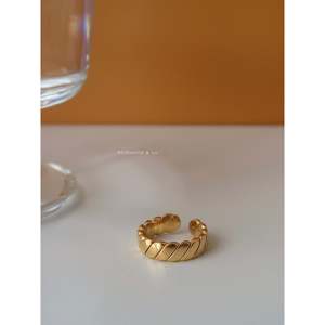 Anello Minimalista Impermeabile con Fascia Dorata, Antiossidante, con Intarsio a Cuore Intrecciato, Sottile e Impilabile, Regalo per la Mamma - Product Image 2