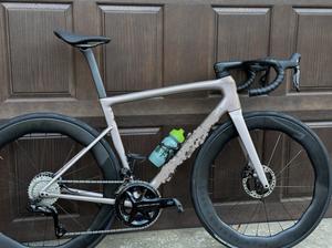 NOUVEAU Vélo de route Tarmac SL8 Pro (Blanc métallisé carbone brillant) (52 cm) (Ultegra Di2) Performances de haute puissance avec garantie - Product Image 4