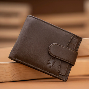 Cartera marrón sencilla con un diseño delgado plegable y costuras sutiles. Disponible a precio mayorista. - Product Image 5