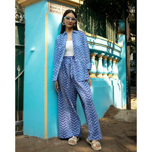 Pantalon large bleu à chevrons pour femme, taille élastique, taille haute, coupe droite, respirant, décontracté, délavé et froissé - Product Image 1