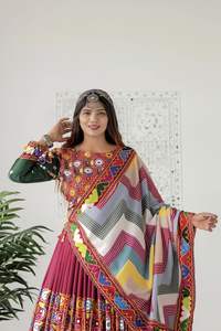 Nuevo Lehenga Choli de Diseñador para Navratri, Lehenga Choli para Festivales Indios, Lehenga Choli con Trabajo de Espejo Real - Product Image 4