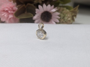 Colgante de boda con diamante cultivado en laboratorio de corte ovalado de 2 quilates con engaste de bisel para mujer, colgante de diamante de estilo vintage en oro amarillo macizo de 14 quilates. - Product Image 5