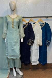 Vêtements d'hiver Shalwar kameez pour femmes en mousseline de soie de très haute qualité avec des broderies très fines - Product Image 2