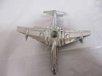 Modèle d'avion en aluminium de style Art déco vintage, objet de collection rétro pour présentation sur table