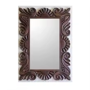 Marco de espejo de madera vintage con trabajo artesanal detallado para decoración de pared rústica en dormitorio de entrada por Industrias Azora - Product Image 3