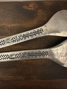 Serveur à salade en argent de haute qualité au design vintage avec poignée gravée pour un usage domestique et professionnel, fabriqué à la main en Inde - Product Image 4