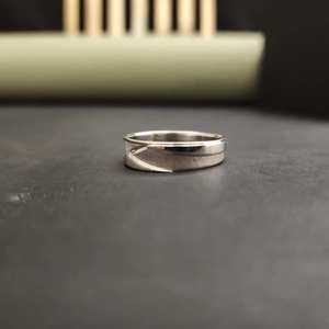 Bague de fiançailles unisexe unique en moissanite torsadée avec un design adorable, plaquée argent sterling 925, en acier inoxydable pour un usage quotidien - Product Image 4