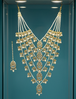 Collier traditionnel antique à trois rangs en or poli, magnifiquement conçu dans un design élégant, parfait pour les femmes indiennes.