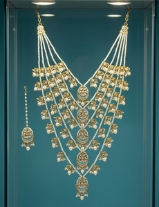 Collier traditionnel antique à trois rangs en or poli, magnifiquement conçu dans un design élégant, parfait pour les femmes indiennes. - Product Image 2