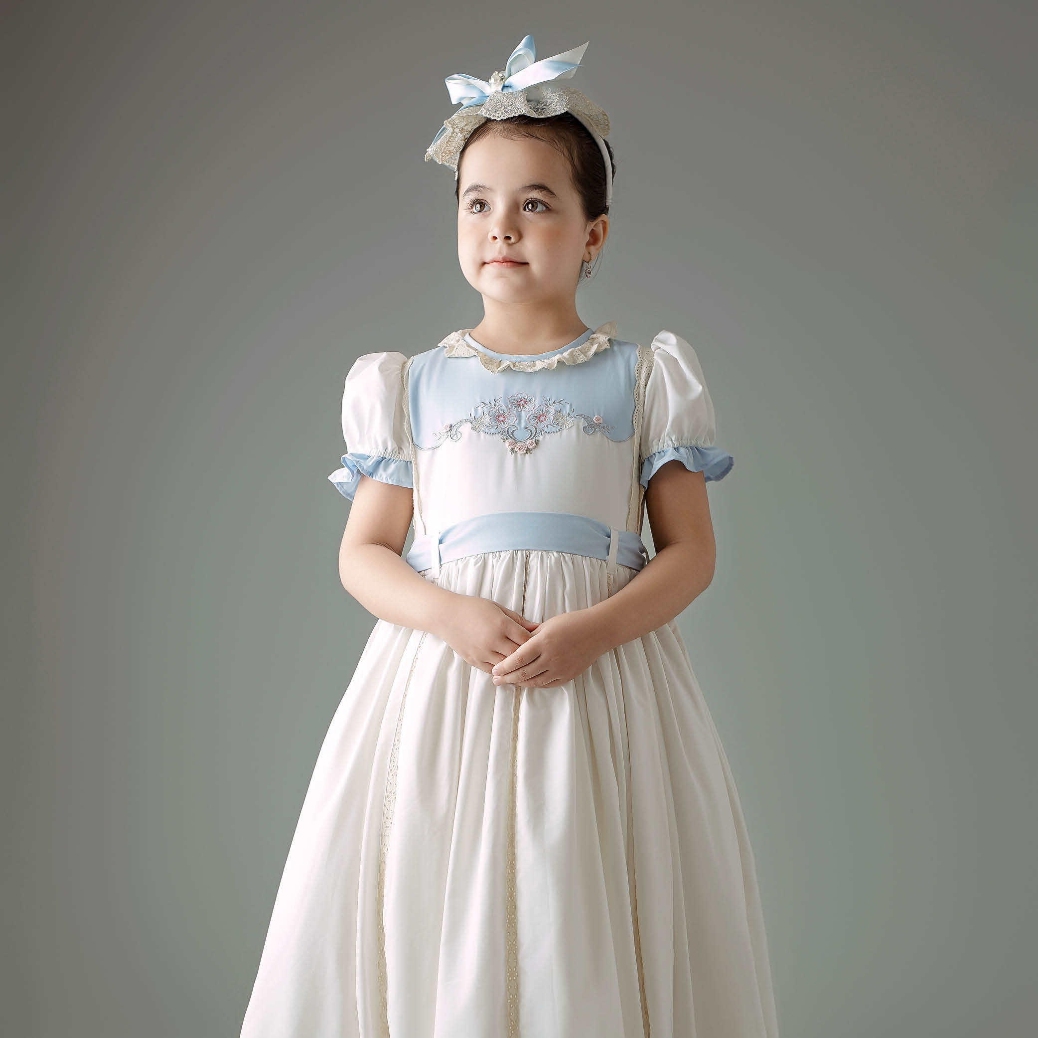 สีขาว-น้ำเงิน