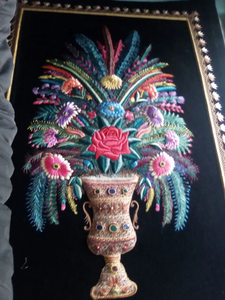 Tapis bijou Zari traditionnel fait à la main avec des pierres Un tapis artistique unique pour les espaces intérieurs modernes et élégants - Product Image 2