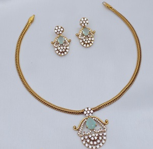 Ensemble de collier élégant de qualité supérieure avec finition mate et pierres AD exclusives et boucles d'oreilles pour mariage pour femmes - Product Image 3