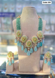 Encantador conjunto de joyería nupcial de cobre con collar y pendientes de cuentas perfecto para bodas tradicionales y celebraciones festivas - Product Image 3