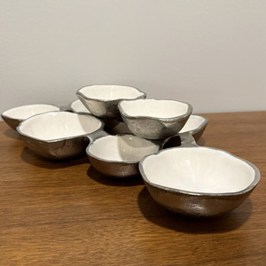 Tazón de Aluminio Dorado Irregular Hecho a Mano, Interior Blanco, Diseño Moderno Decorativo de Lujo, Ecológico, Tamaño Personalizable - Product Image 5