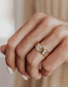 Juego de puntas de piedra única de banda ancha pesada de 7 MM Anillo de compromiso solitario de moissanita de corte esmeralda en oro sólido de 10K - Product Image 4