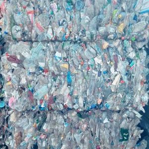 Débris de bouteilles PET 100% transparentes lavées à chaud/flocons PET/usine de résine PET recyclée - Product Image 6