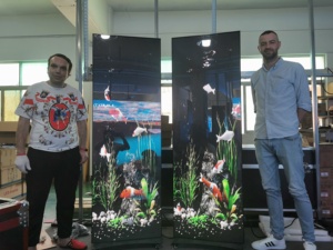 Chúng tôi kho Cổ Phiếu trong nhà p1.86 p2.5 đứng dẫn hiển thị áp phích với bánh xe di chuyển Wifi điều khiển thông minh LED quảng cáo - Product Image 6