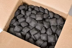Charbon de bois en briquettes de bois dur noir de haute qualité pour la cuisson au barbecue en plein air avec 7300J de calories et des performances optimales - Product Image 2