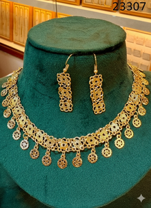 Conjunto de Gargantilla Tradicional Chapada en Oro con Detalles de Piedras Rojas y Pendientes a Juego, Modelo 23121, Venta al por Mayor - Product Image 4