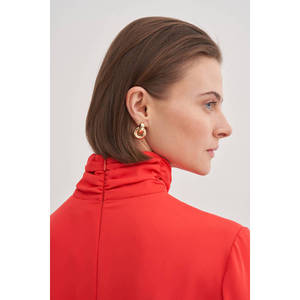 Blusa de Chifón con Broche de Rosa Roja Bordada y Estampado Floral - Product Image 4