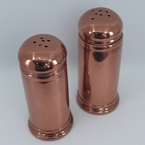 Molinillo de sal y pimienta de latón hecho a mano con patrón de hojas grabadas Artesanal hecho a mano que ofrece acento decorativo para comedor - Product Image 2